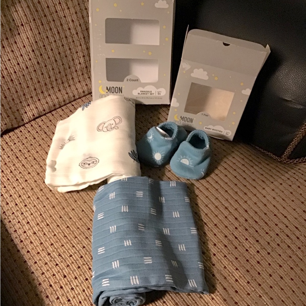 NWT set of 2 swaddling blankets and baby booties